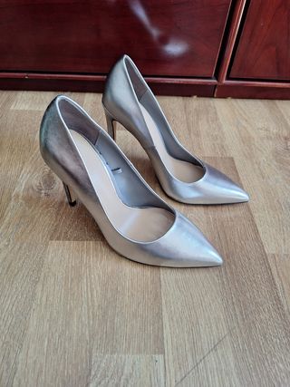Zapatos de tacón plateados