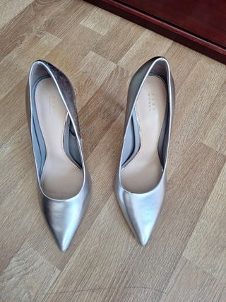 Zapatos de tacón plateados