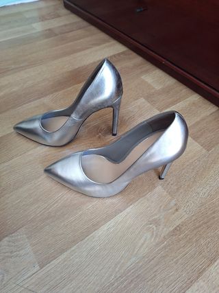 Zapatos de tacón plateados