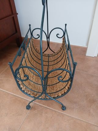 Revistero de metal y mimbre