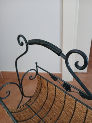 Revistero de metal y mimbre