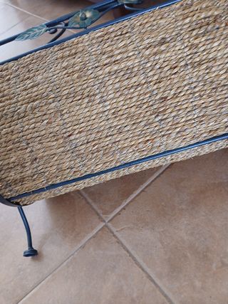 Revistero de metal y mimbre