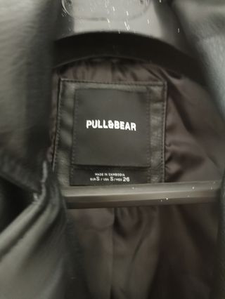 Chaquetas chica estampadas y cuero.