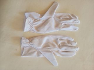Guantes blancos para disfraz. 