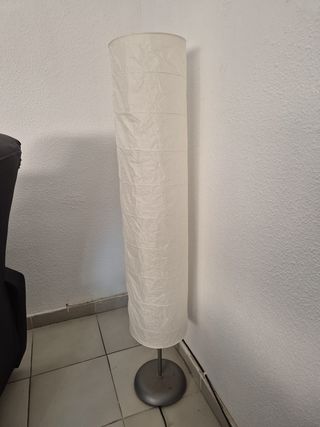 Lámpara de pie de papel blanca y gris