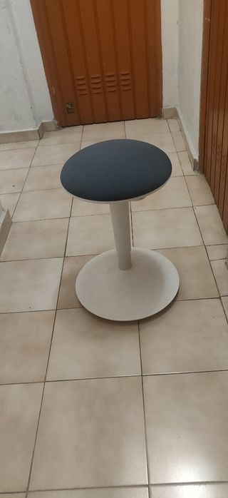 Taburete NILSERIK Ikea gris oscuro y blanco