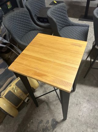 Mesa alta madera y metal en buen estado