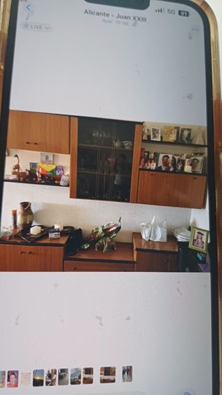 Mueble de madera y cristal