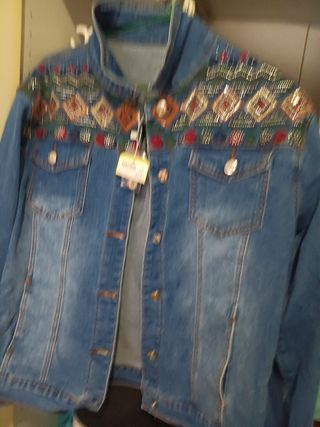 Chaqueta vaquera bordada