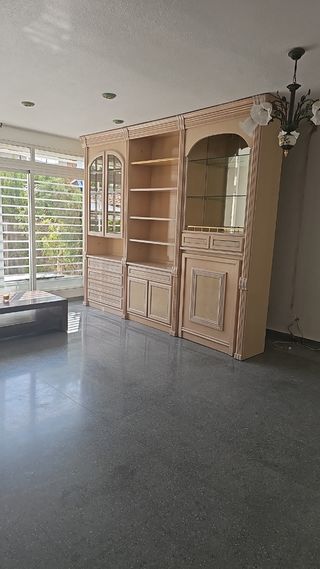 Mueble de salón clásico vitrinas y baldas