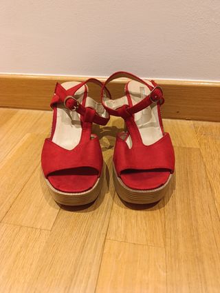 Sandalias rojas de plataforma