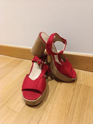 Sandalias rojas de plataforma