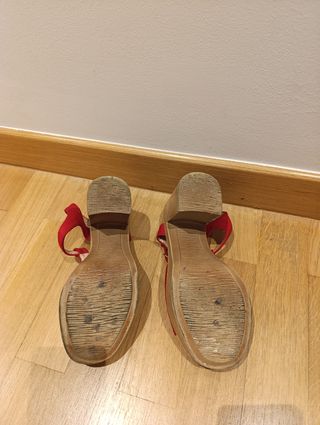 Sandalias rojas de plataforma