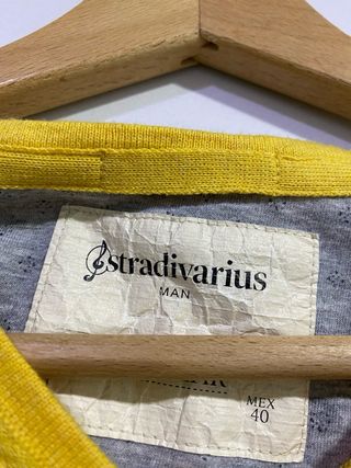 Jersey Stradivarius cuello pico amarillo hombre