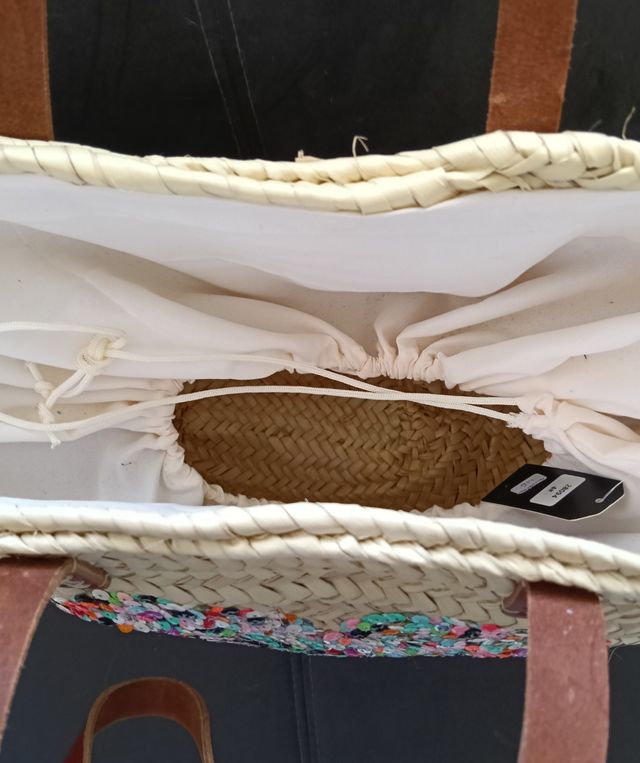 Cesto de mimbre con corazón de lentejuelas.