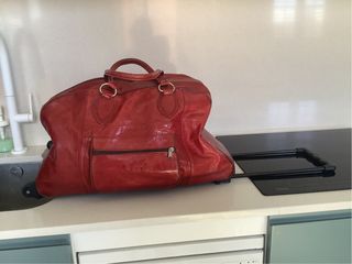Bolsa de viaje roja con ruedas. 52x30x25 aprox. 