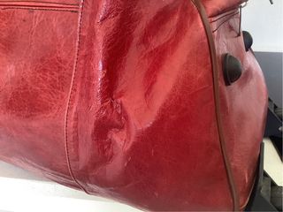 Bolsa de viaje roja con ruedas. 52x30x25 aprox. 