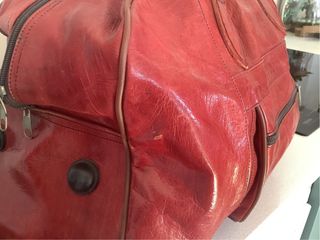 Bolsa de viaje roja con ruedas. 52x30x25 aprox. 