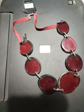 Collar de moda con colgantes rojos y plateados
