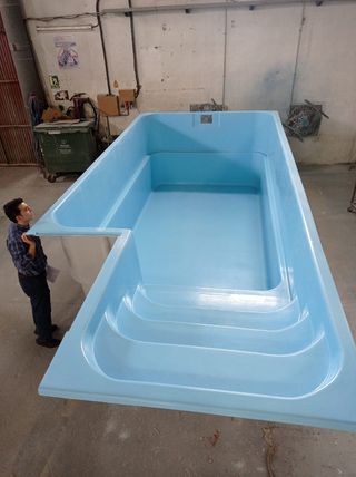 Piscina poliéster con escalera rectangular 600x250