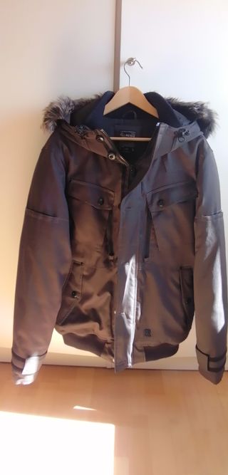 Cazadora Pull and Bear gris con capucha de pelo