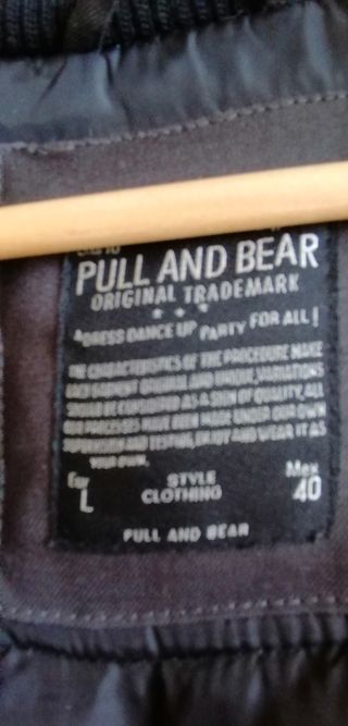 Cazadora Pull and Bear gris con capucha de pelo