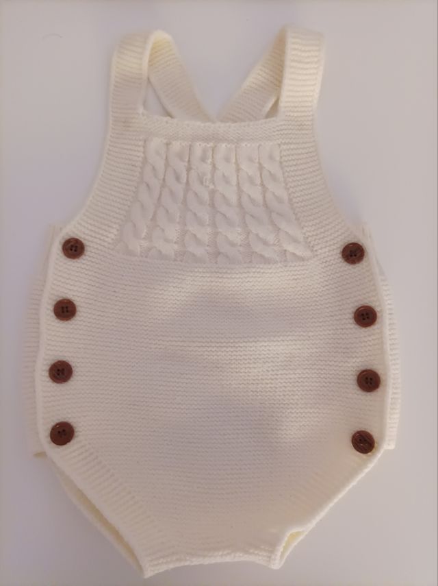 Pelele de punto crema con botones