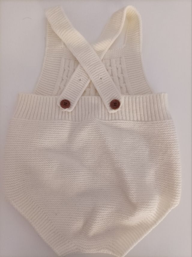 Pelele de punto crema con botones