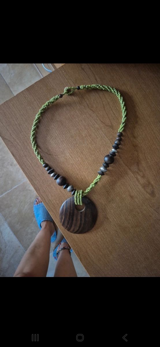 Collar de madera y cuentas verdes