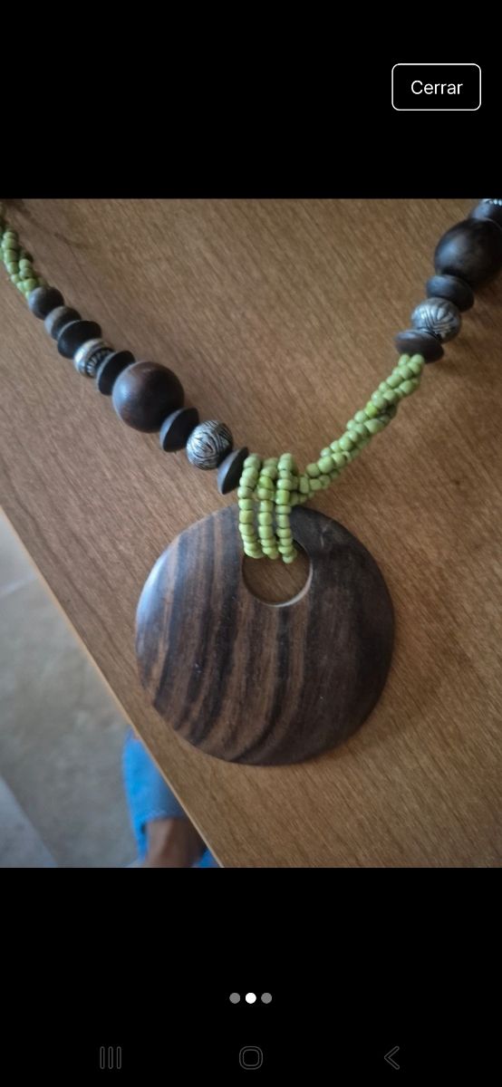 Collar de madera y cuentas verdes