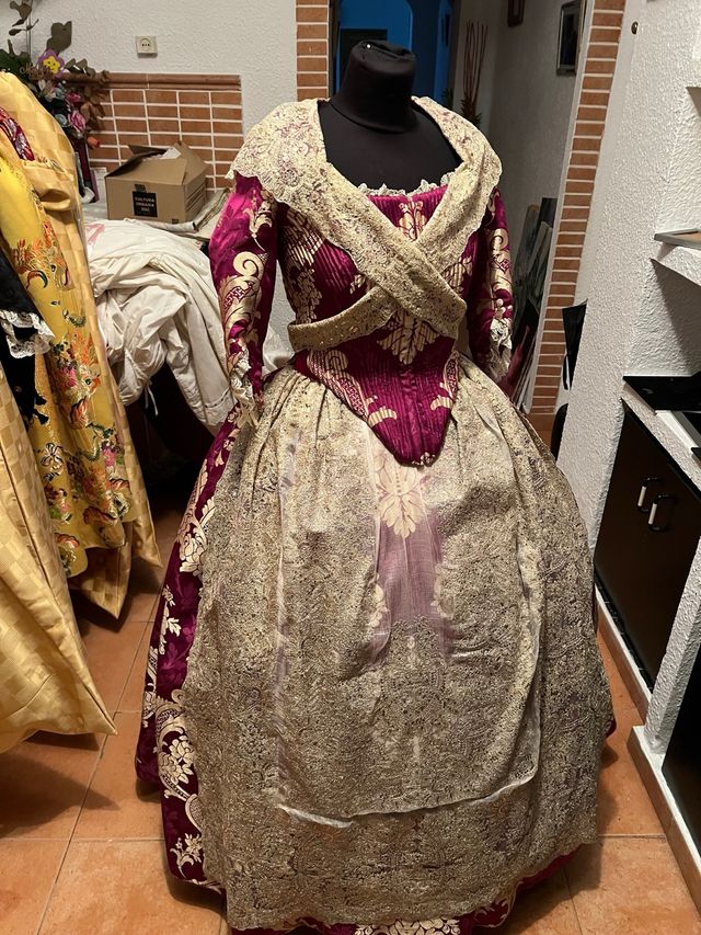 Traje de Fallera Morado y Dorado