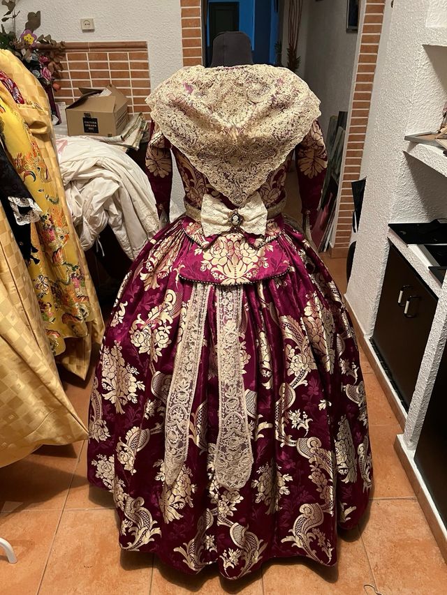 Traje de Fallera Morado y Dorado