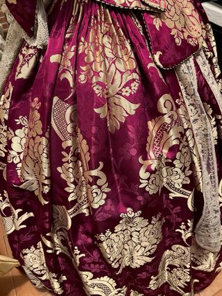 Traje de Fallera Morado y Dorado