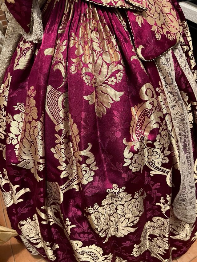 Traje de Fallera Morado y Dorado