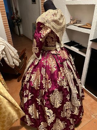 Traje de Fallera Morado y Dorado