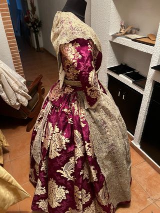 Traje de Fallera Morado y Dorado