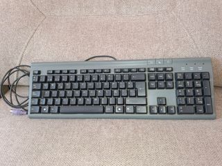 Teclado de ordenador gris y negro. 