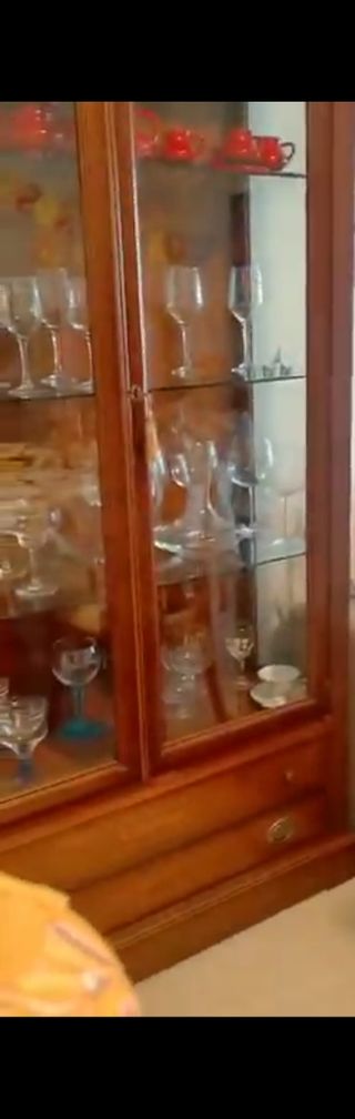 Vitrina de cerezo con puertas de cristal