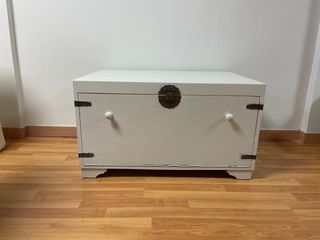 Baúl blanco de madera y metal