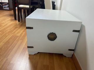 Baúl blanco de madera y metal