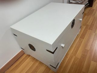 Baúl blanco de madera y metal