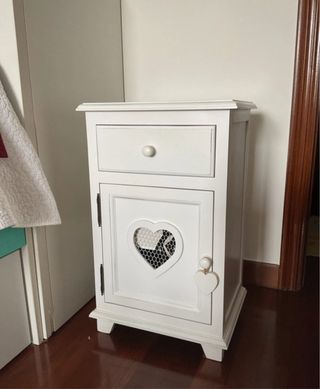 Mesita de noche blanca de madera