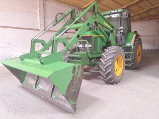 Tractor John Deere 7600 con pala