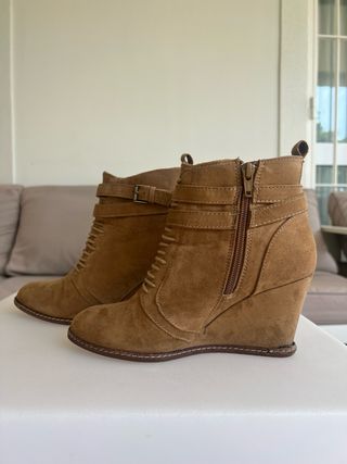 Botines cuña ante Pull & Bear camel