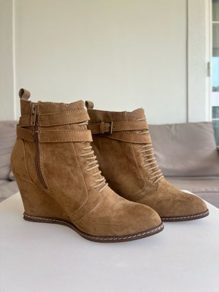 Botines cuña ante Pull & Bear camel