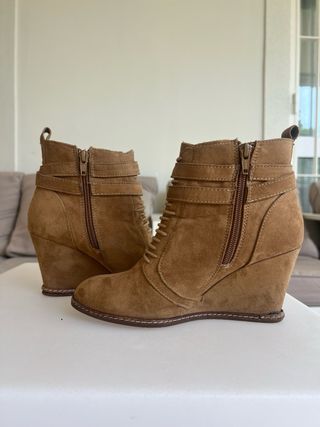 Botines cuña ante Pull & Bear camel