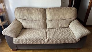 Sofá de tela beige y marrón