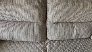 Sofá de tela beige y marrón