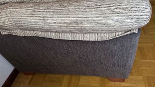 Sofá de tela beige y marrón