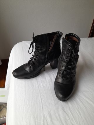 Botines de Piel Negros con Cordones